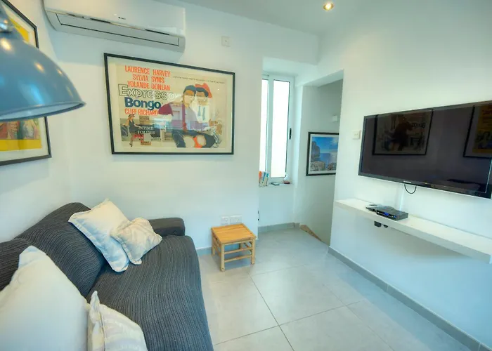 Seaview Sliema 30 Seconds To High Street & Ferry, 2X Double En-Suite Bedrooms, Modern Whole Traditional Townhouse, Kitchen, Living Area, & Roof Terrace