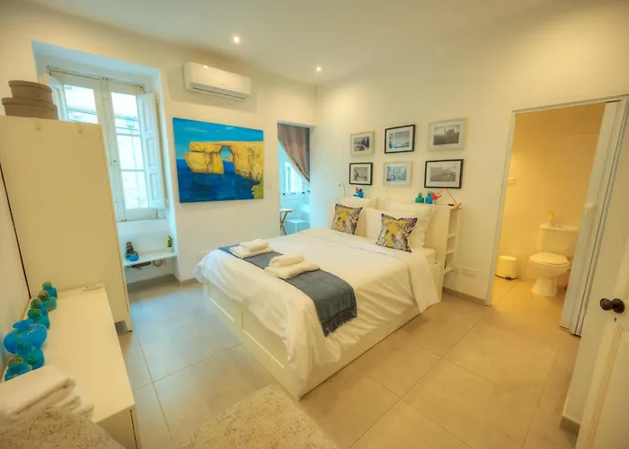 Seaview Sliema 30 Seconds To High Street & Ferry, 2X Double En-Suite Bedrooms, Modern Whole Traditional Townhouse, Kitchen, Living Area, & Roof Terrace